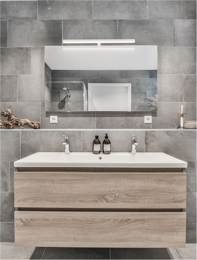 Aplica de interior GLIM White Aluminium & Acrylic LED 18W 3000K Dim: L.63 X W. 6.5 X H. 6.5 cm IP44 Nova Luce